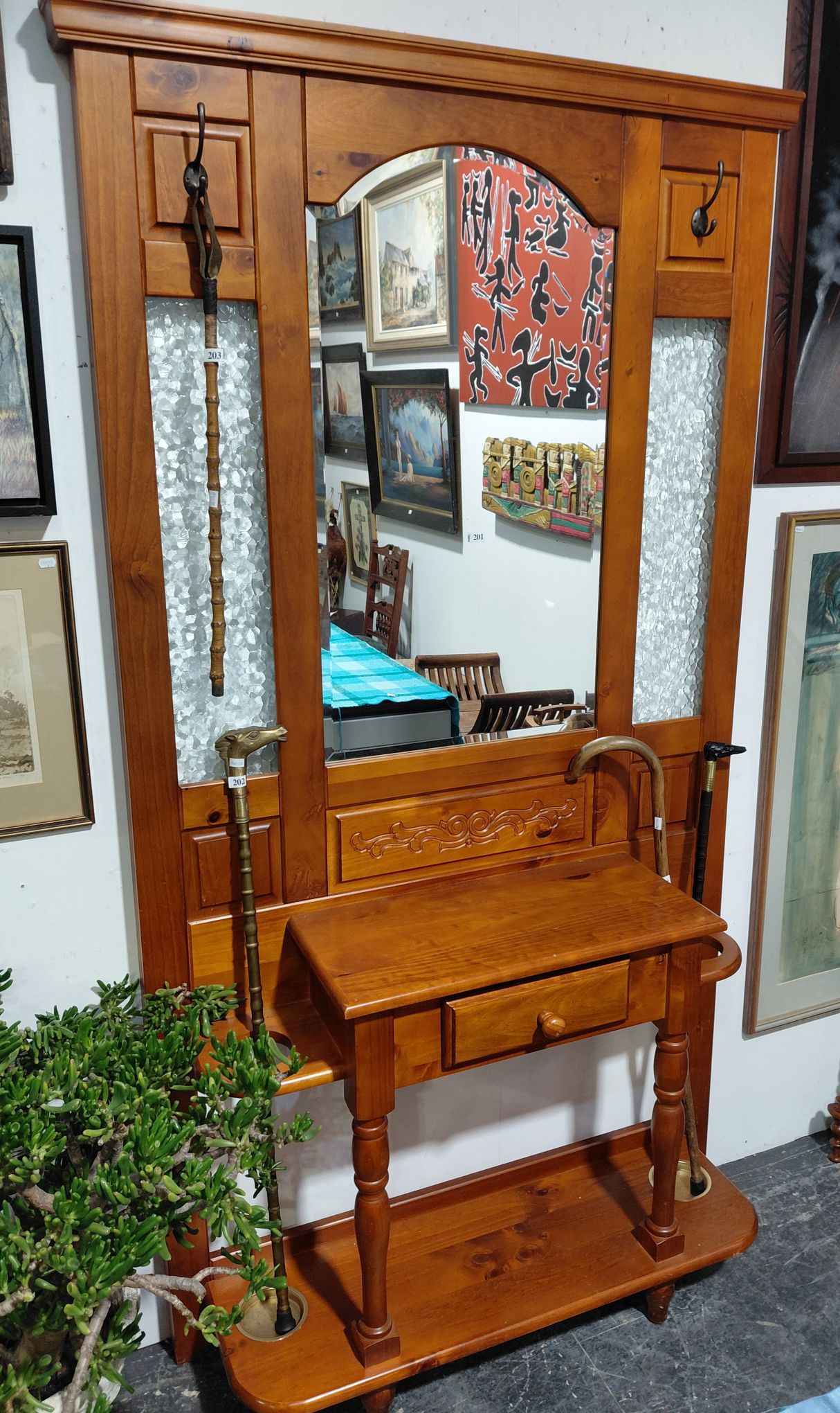 201 · PINE HALLSTAND