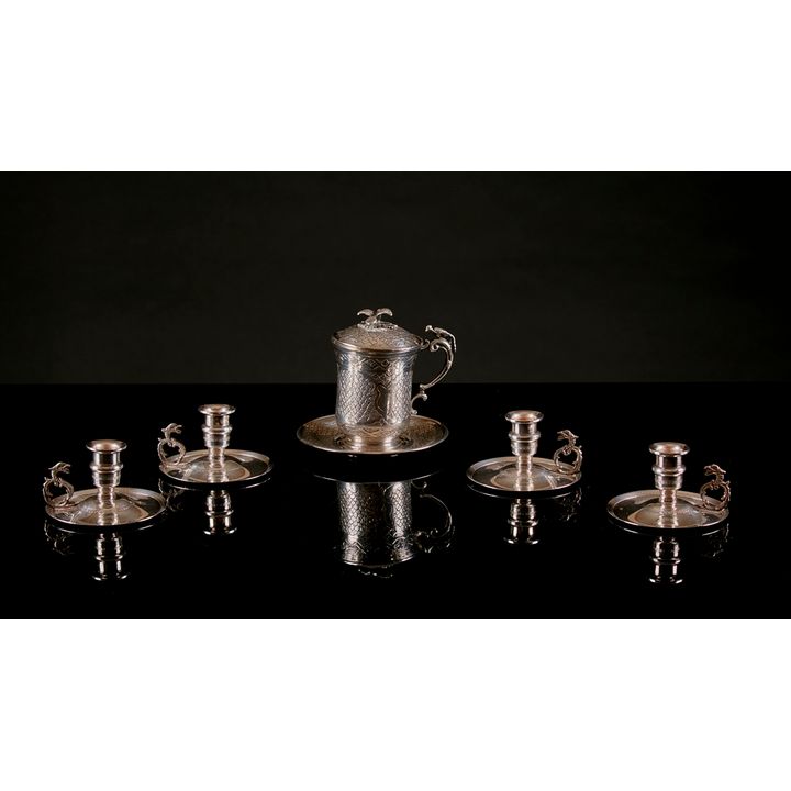 Lot divers en argent comprenant quatre petits bougeoirs de table et un charbatlek sur assiette