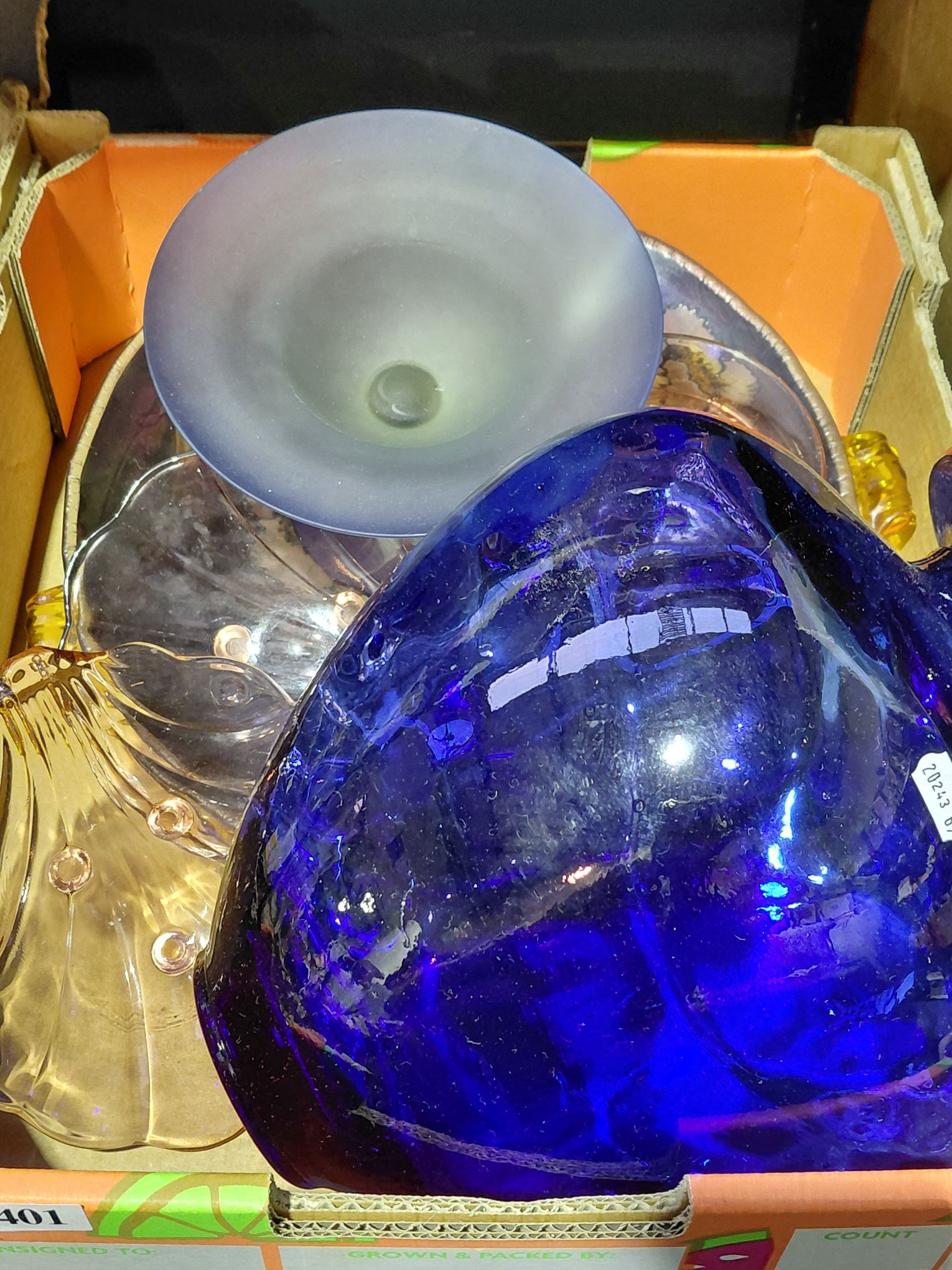401 · COLOURED GLASSWARE