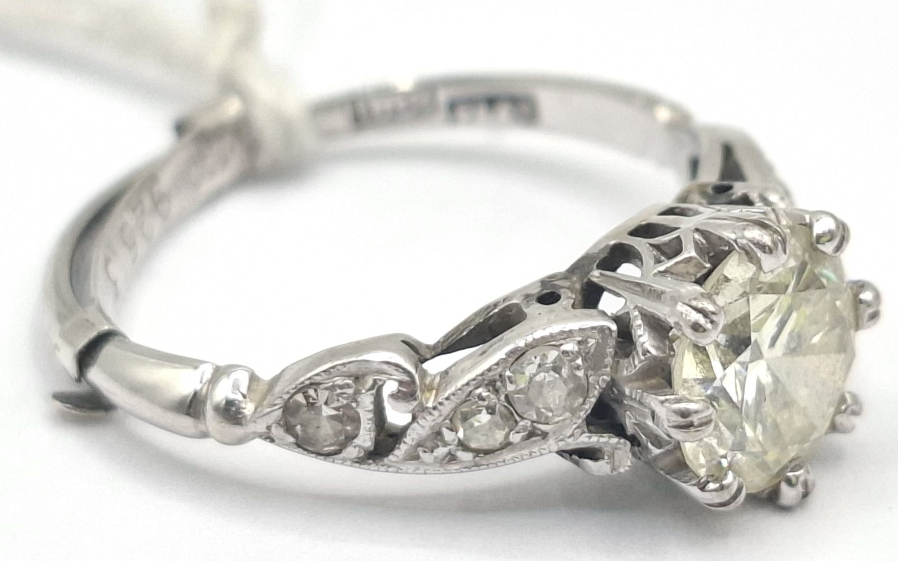 272 · 18CT GOLD DIAMOND RING