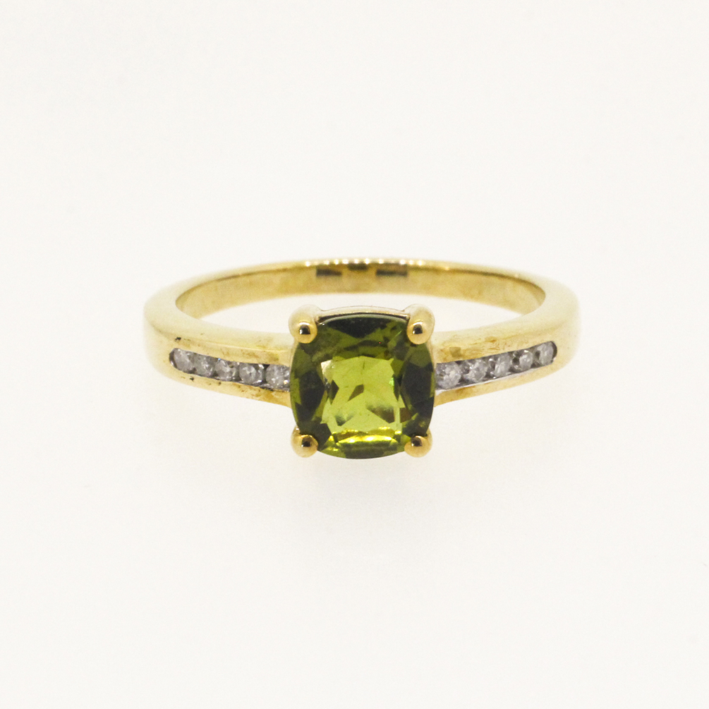 360 · Green Garnet & Diamond Ring 2.81g