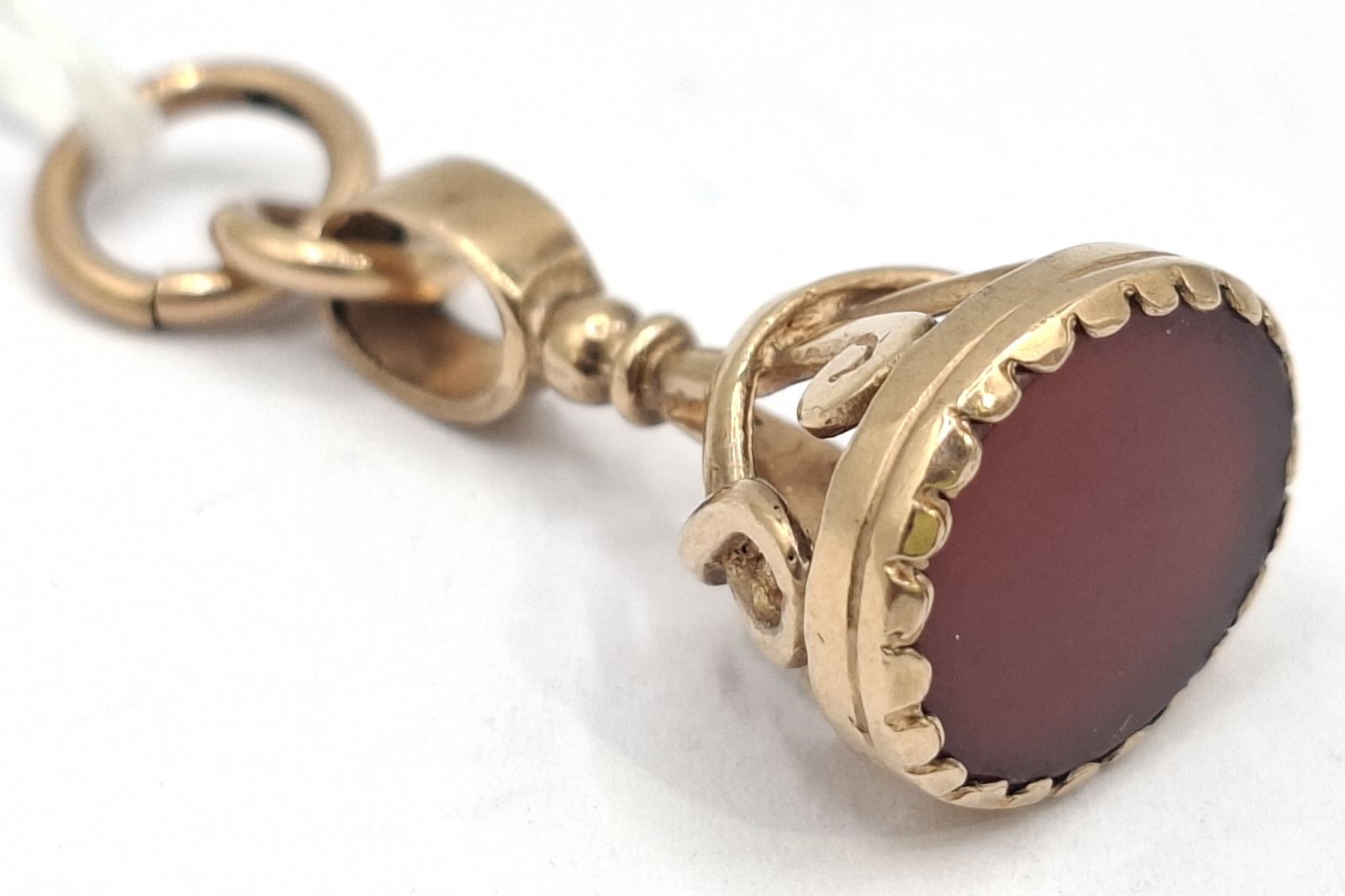 243 · 9CT GOLD SEAL PENDANT
