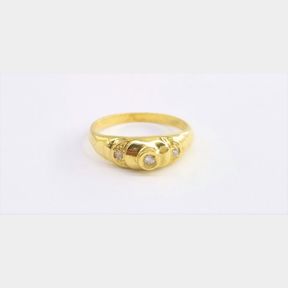 BEAUTIFUL ELEVATED CENTRE DIAMOND AND 2 ROUND DIAMONDS IN YELLOW GOLD RING