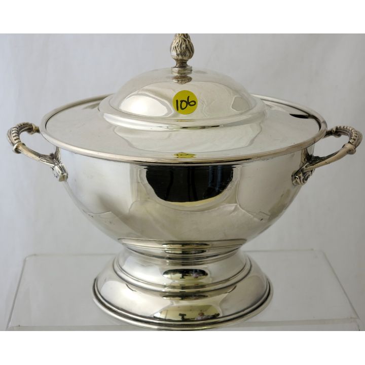 A 20TH CENTURY SILVERPLATED SOUP TUREEN.
