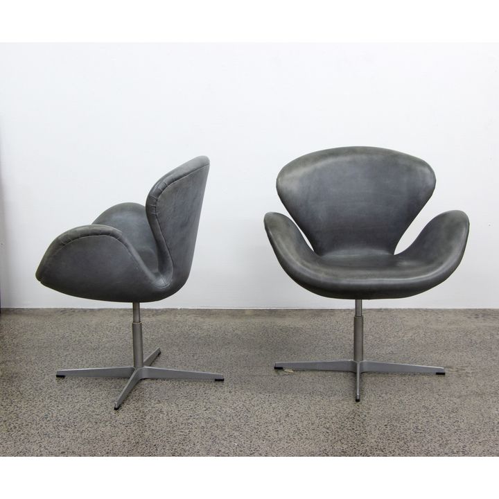 Arne Jacobsen for Fritz Hansen - A pair of Swan chairs