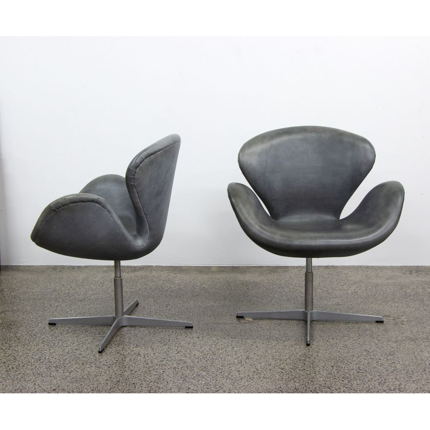 Arne Jacobsen for Fritz Hansen - A pair of Swan chairs