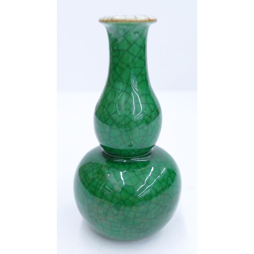 Chinese Qing Apple Green Crackle Vase