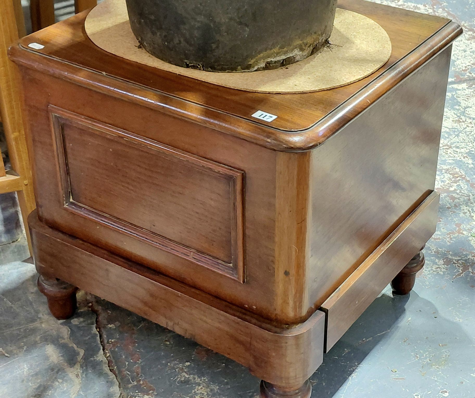 117 · VICTORIAN COMMODE BOX
