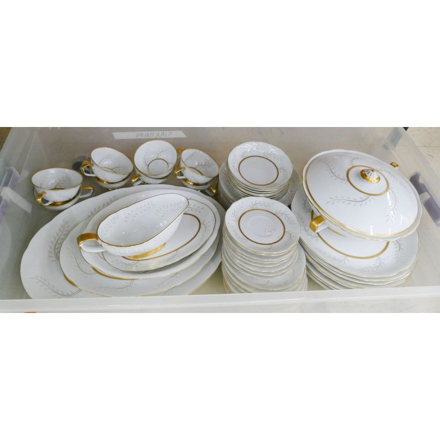 Tote Seyei Regal 'Pearl Rice' Handcarved and Gilt Dinnerware