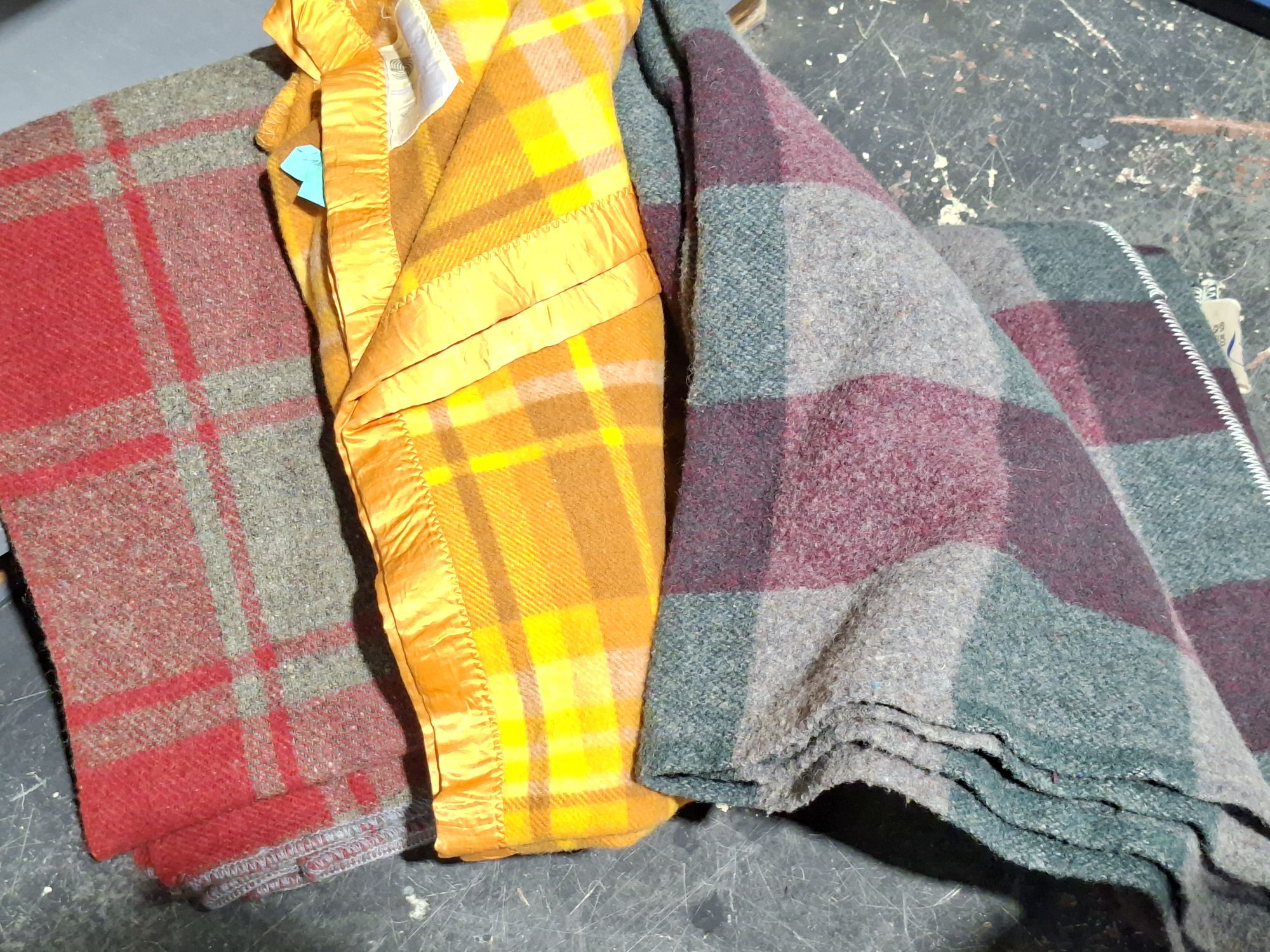 4 Woollen Blankets And Knee Rug