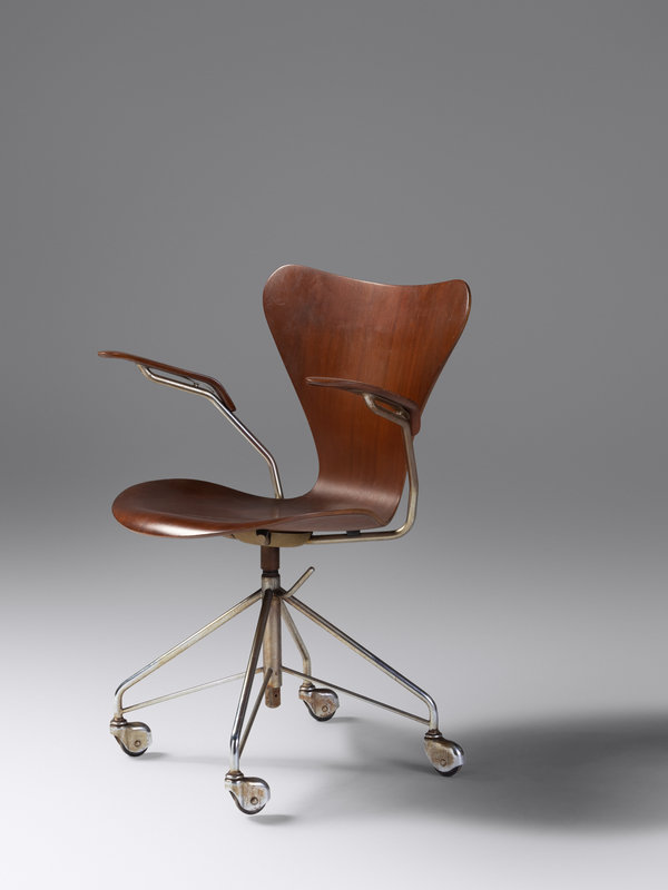 Arne Jacobsen
(Danish, 1902-1971)
Sevener Desk Armchair, model 3217Fritz Hansen, Denmark