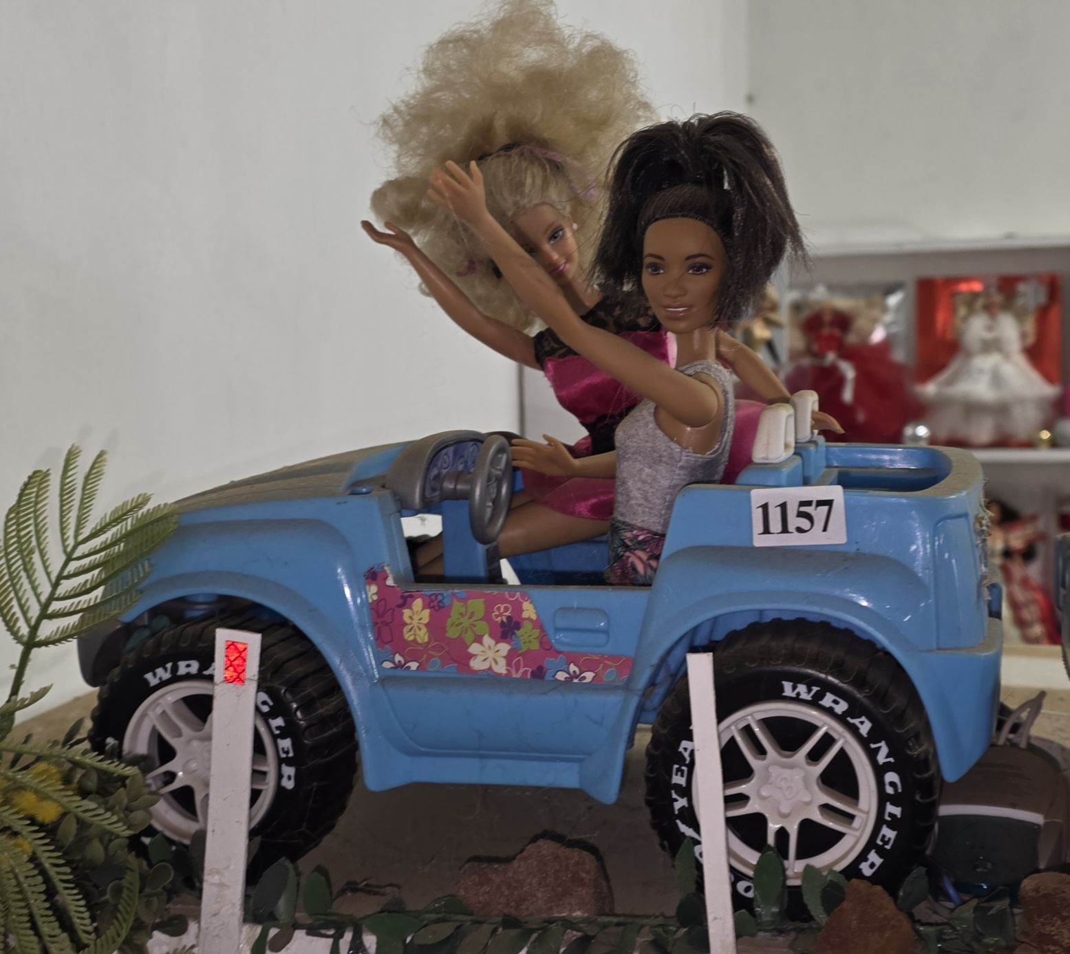 1157 · BARBIE CAR AND DOLLS