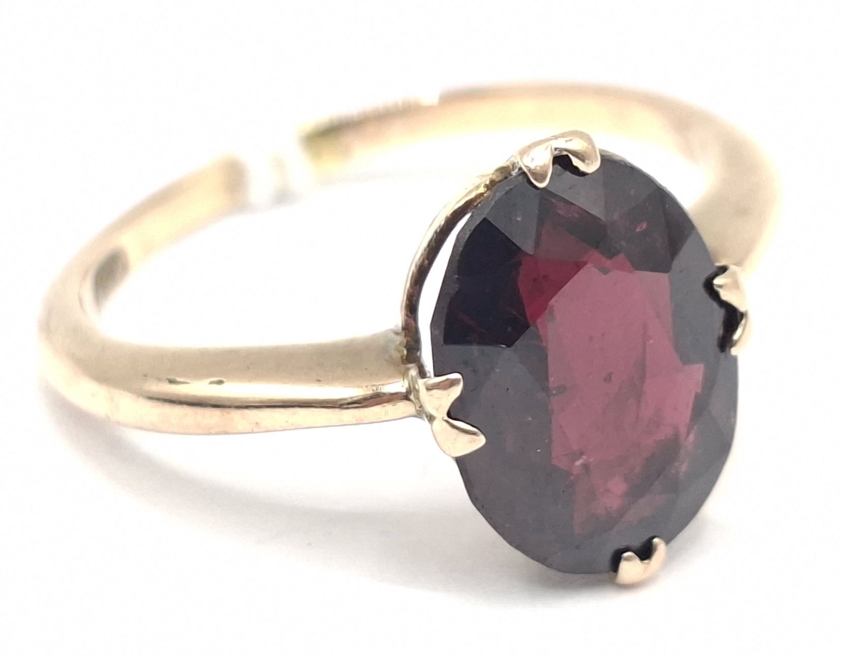1153 · 9CT GOLD GARNET RING