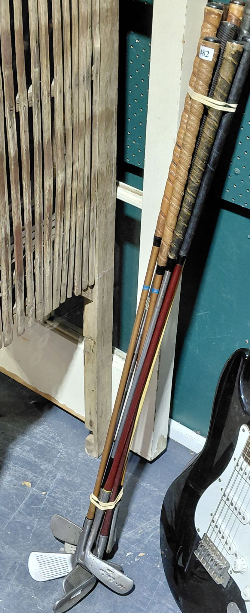 482 · COLLECTION OF GOLF CLUBS