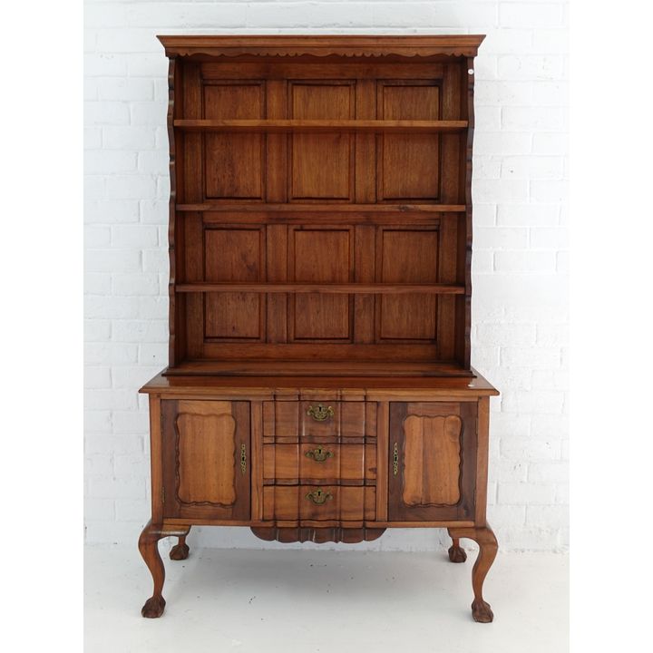 DRESSER