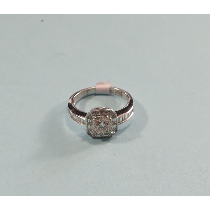 AN 18CT GOLD AND DIAMOND RING,