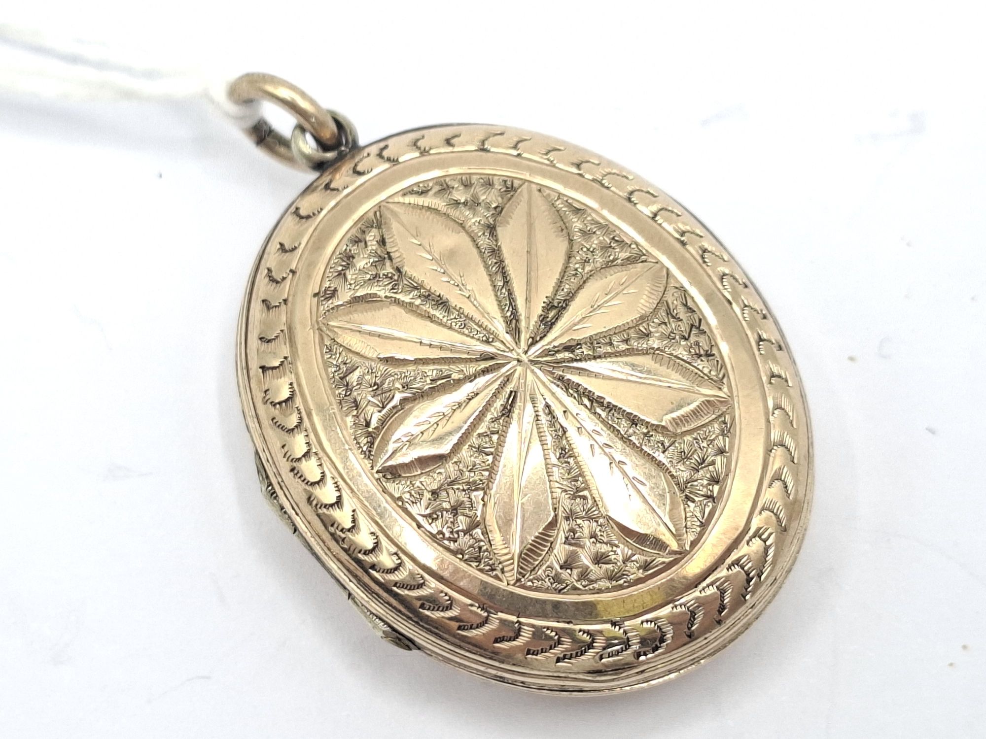 1056 · GOLD PLATED LOCKET