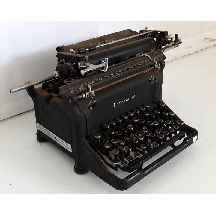 VINTAGE UNDERWOOD TYPEWRITER