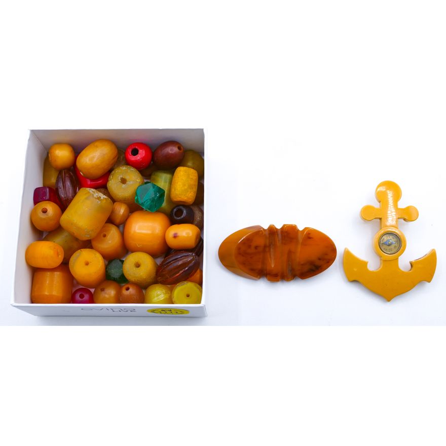 Box Old Bakelite Beads & Brooches
