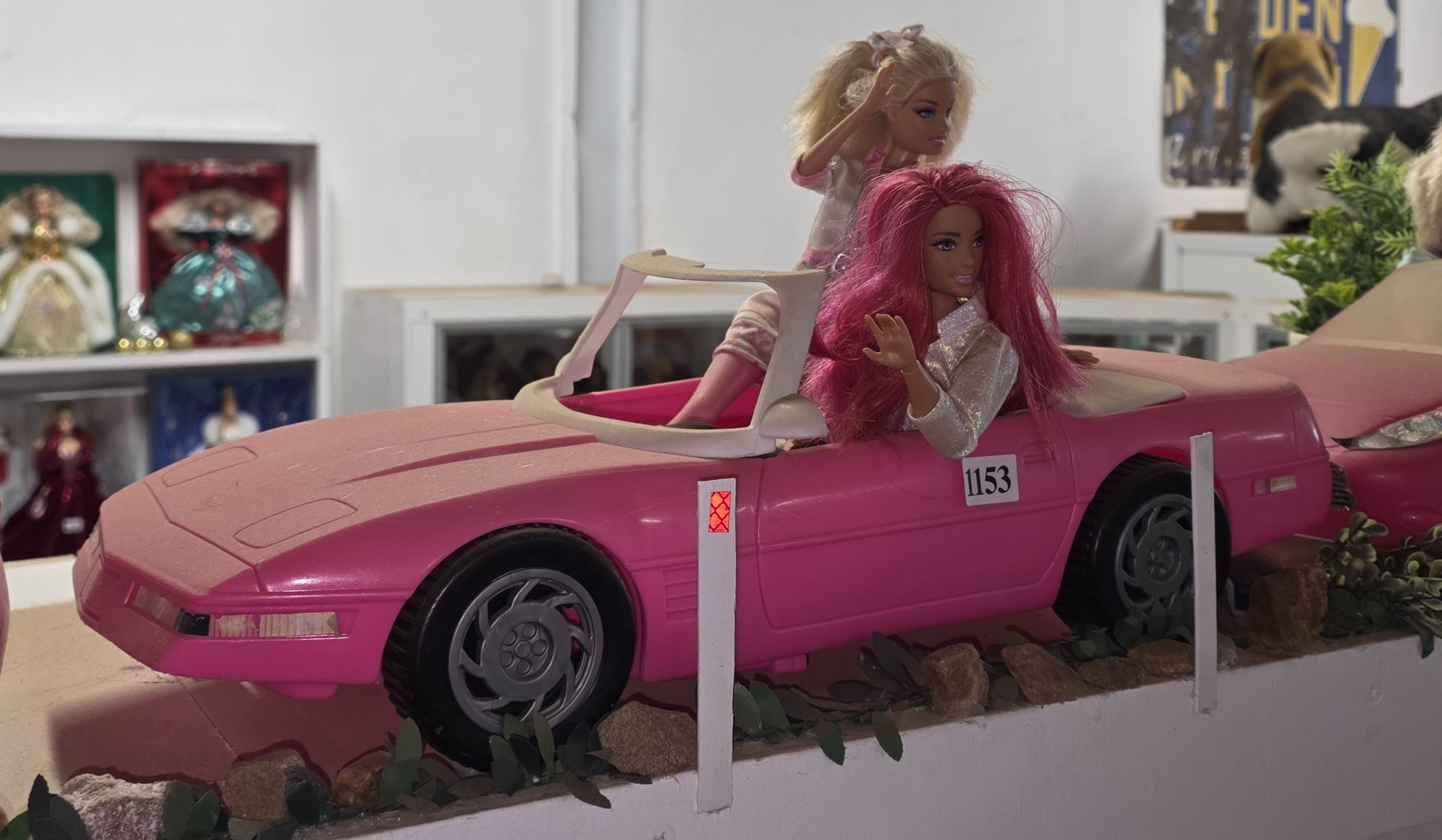 1153 · BARBIE CAR AND DOLLS