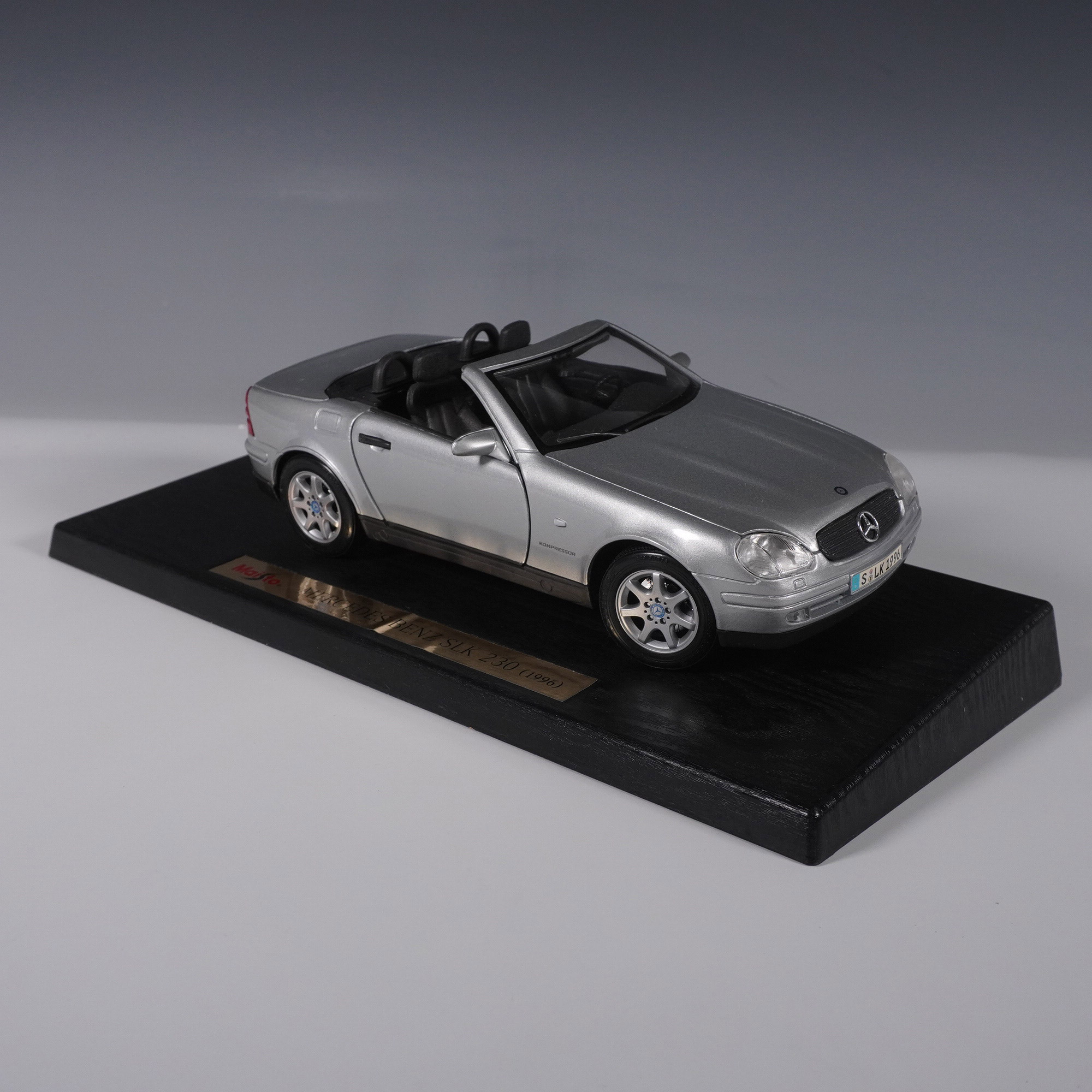 Maisto Mercedes-Benz SLK 230 Special Edition Diecast Model