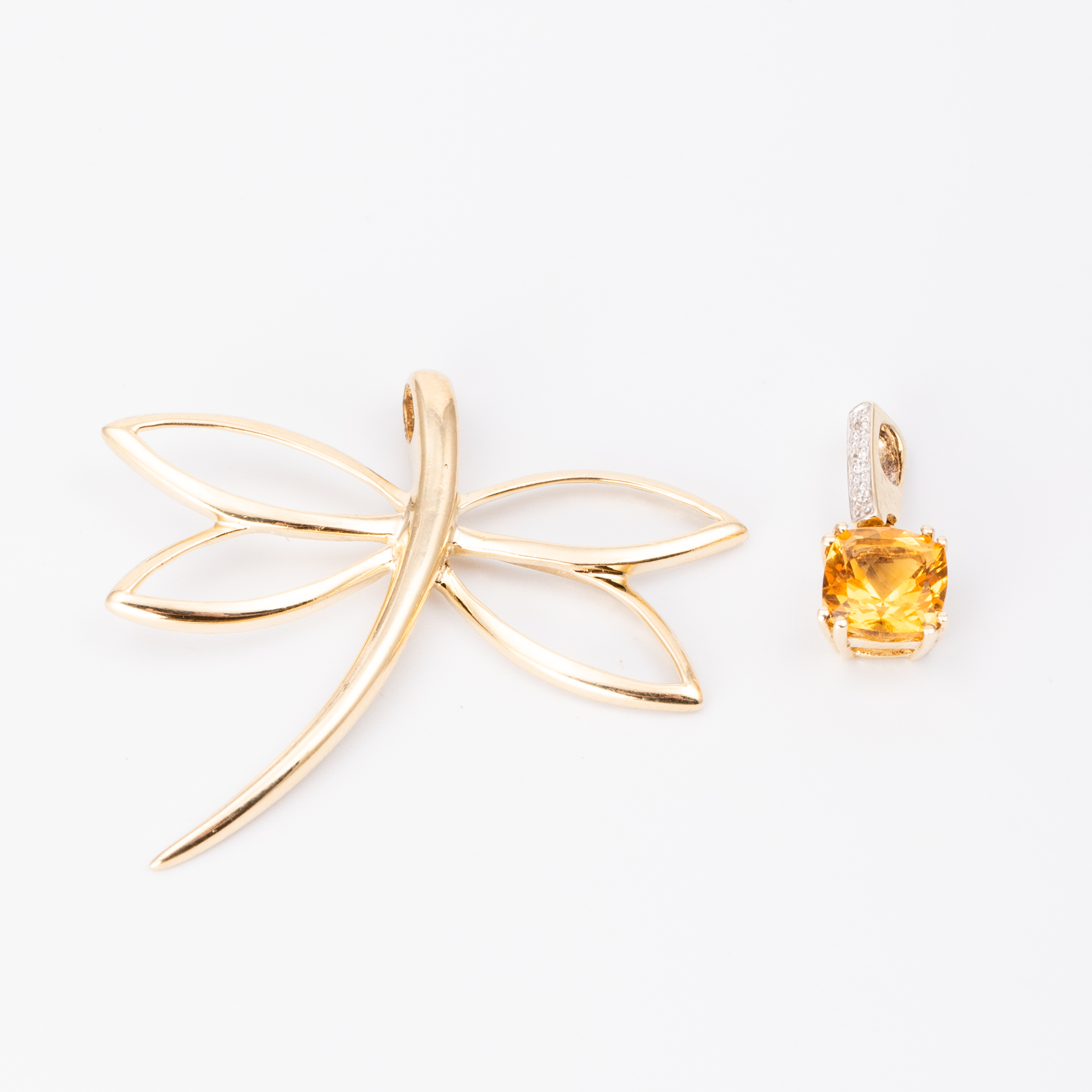 136 · Pair of Pendants in 10ct & 9ct Gold
