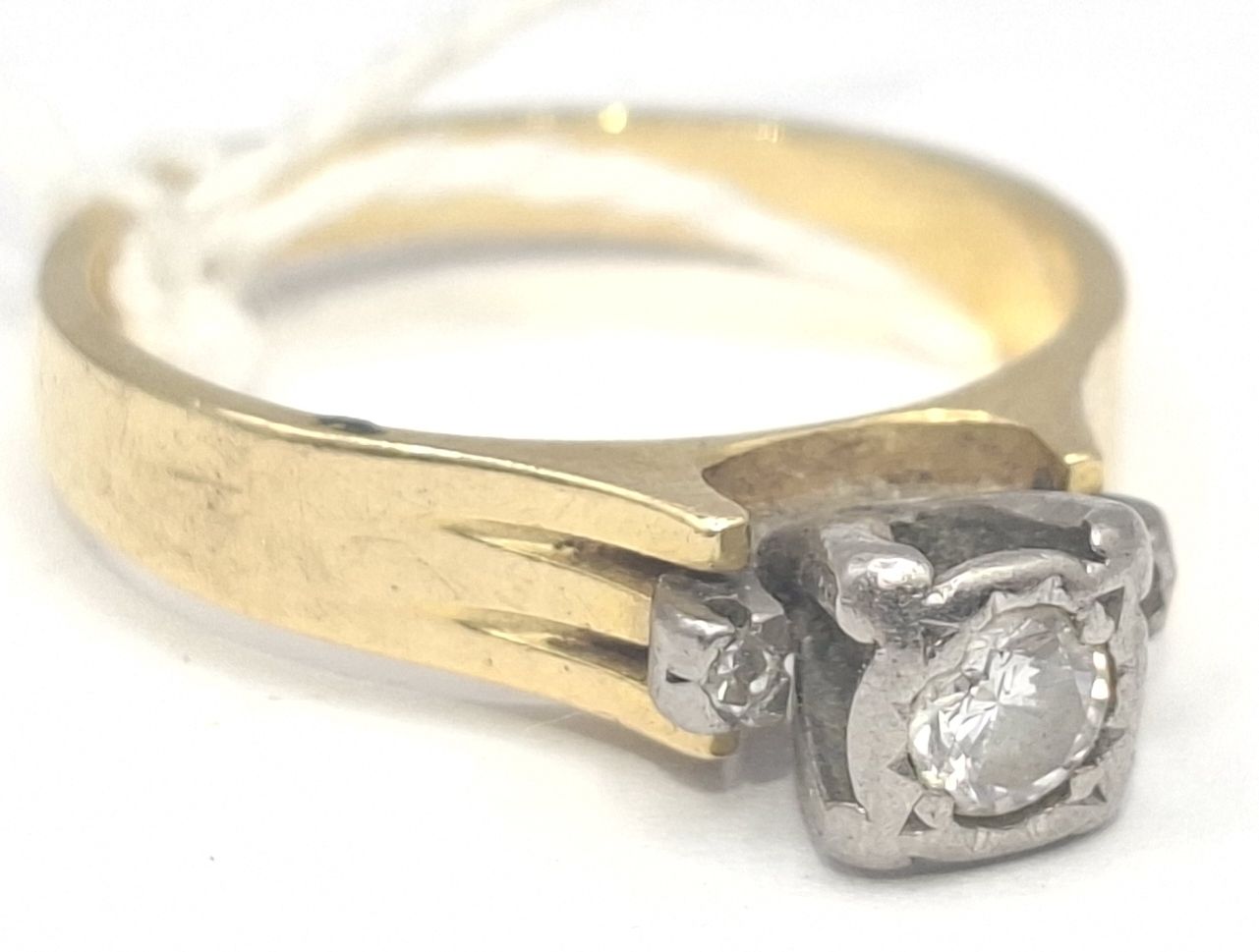 18CT GOLD DIAMOND RING