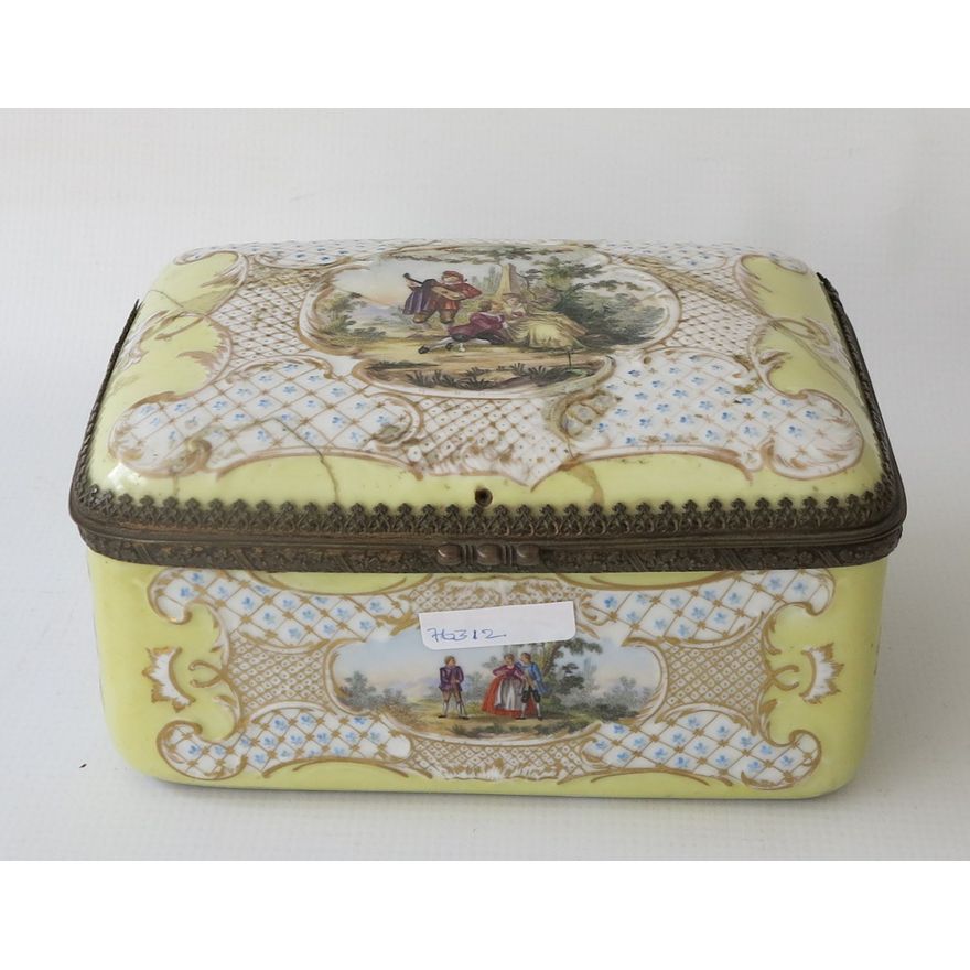 LARGE 19TH CENTURY CONTINENTAL PORCELAIN BOX, repaired cover