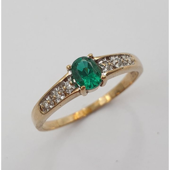 9ct Y/G Emerald & Diamond Ring