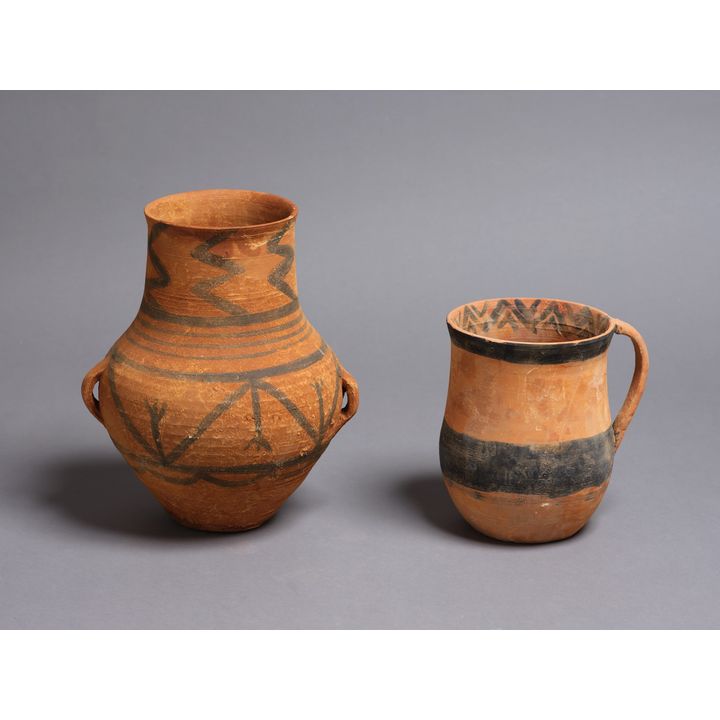 Formations, USA - Two decorative terracotta amphorae