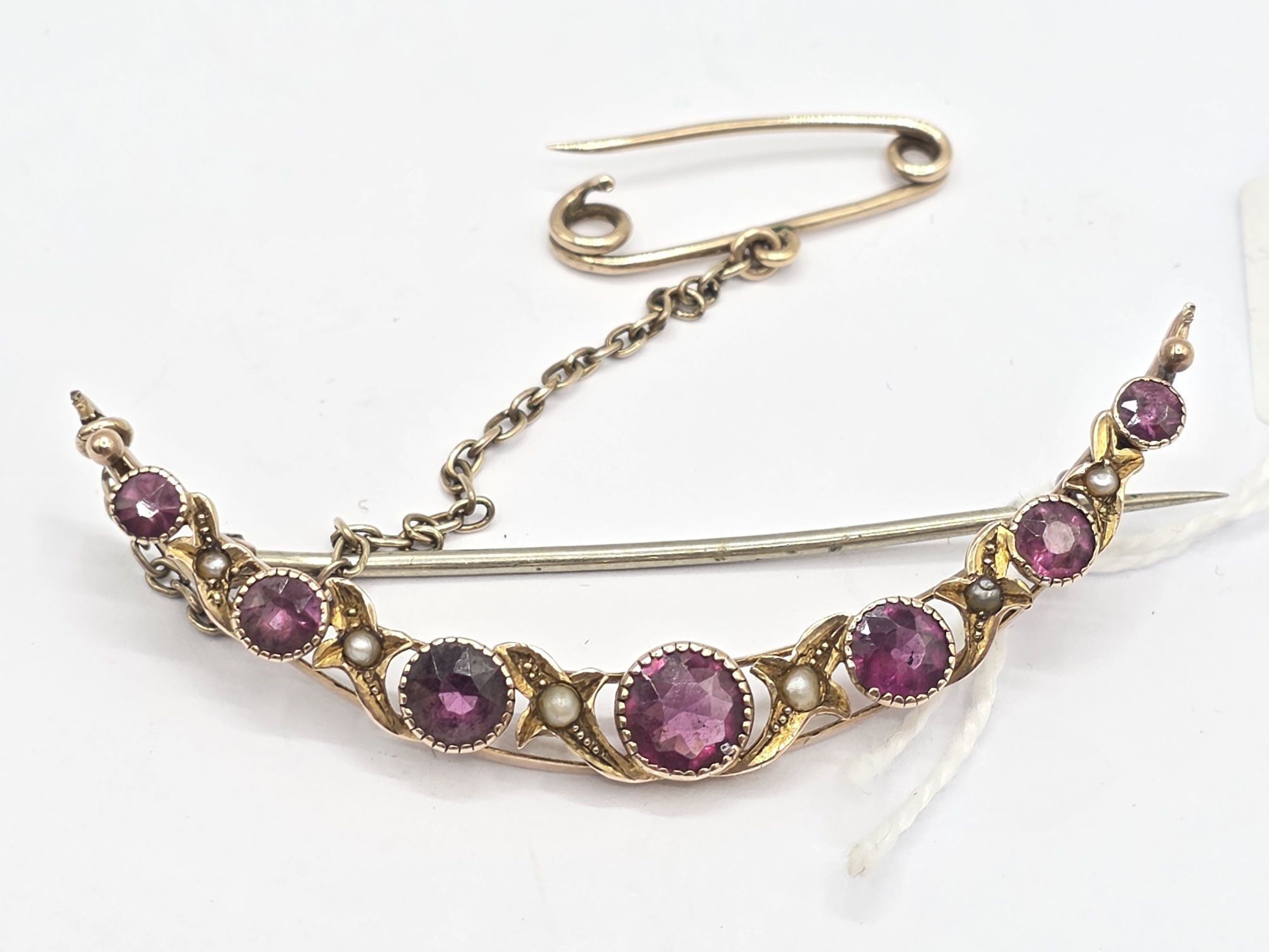 165 · 9CT GOLD BROOCH
