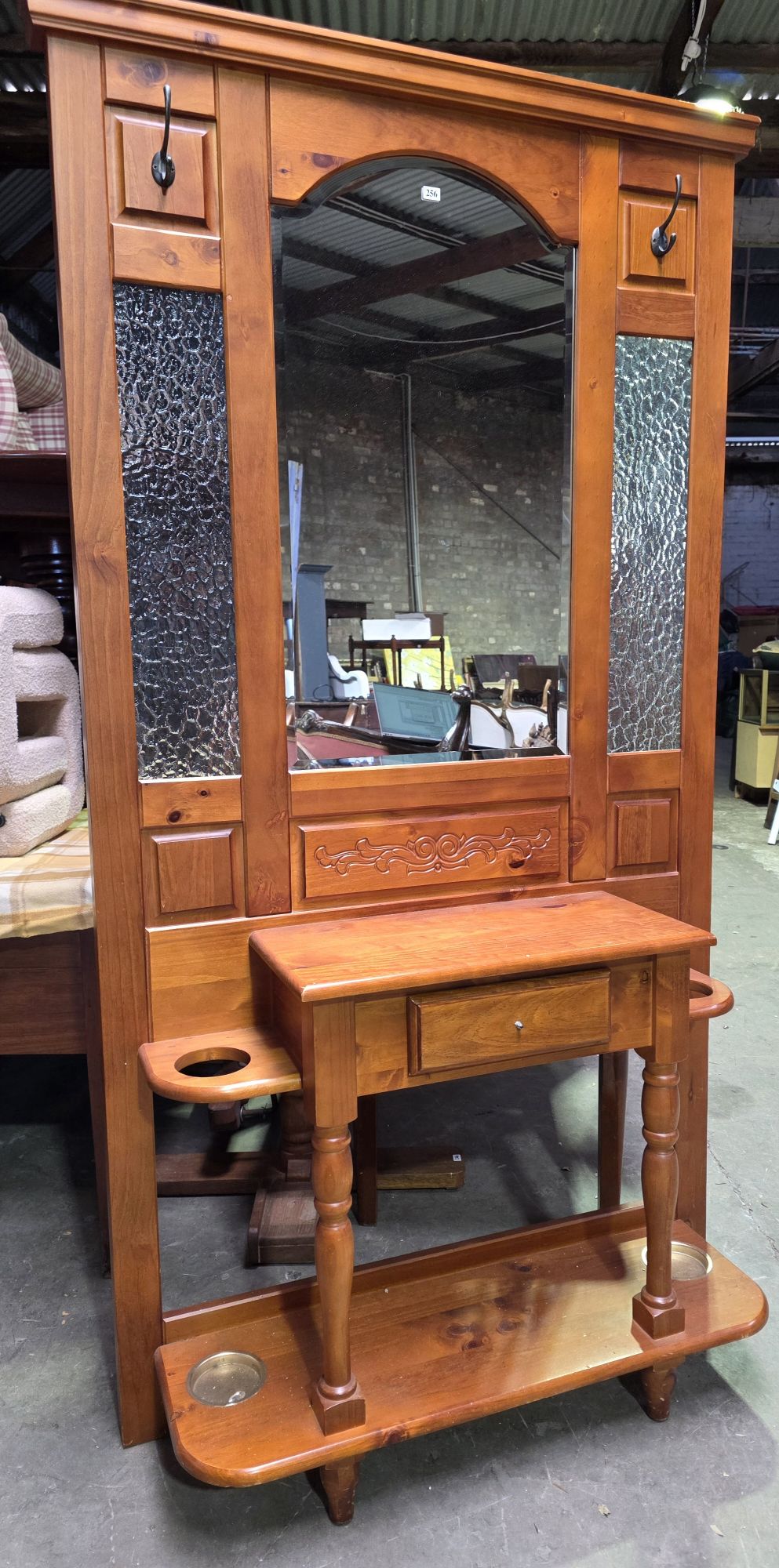 256 · PINE HALLSTAND