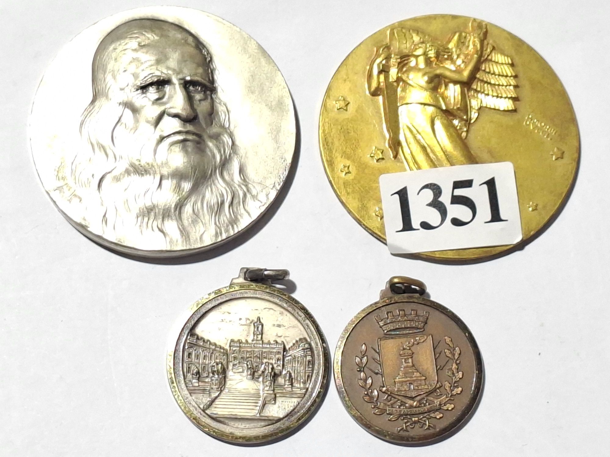 4 MEDALLIONS