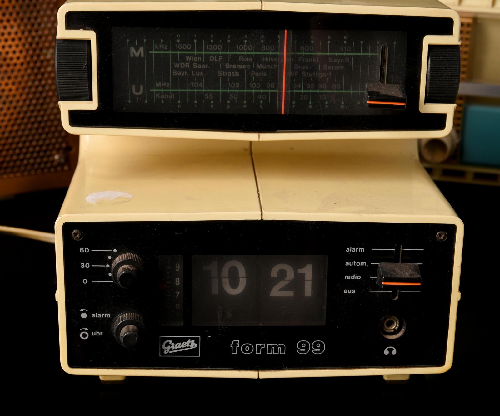 Graetz Form 99, radio reloj despertador de placas. Vintage flip clock radio,  space age.