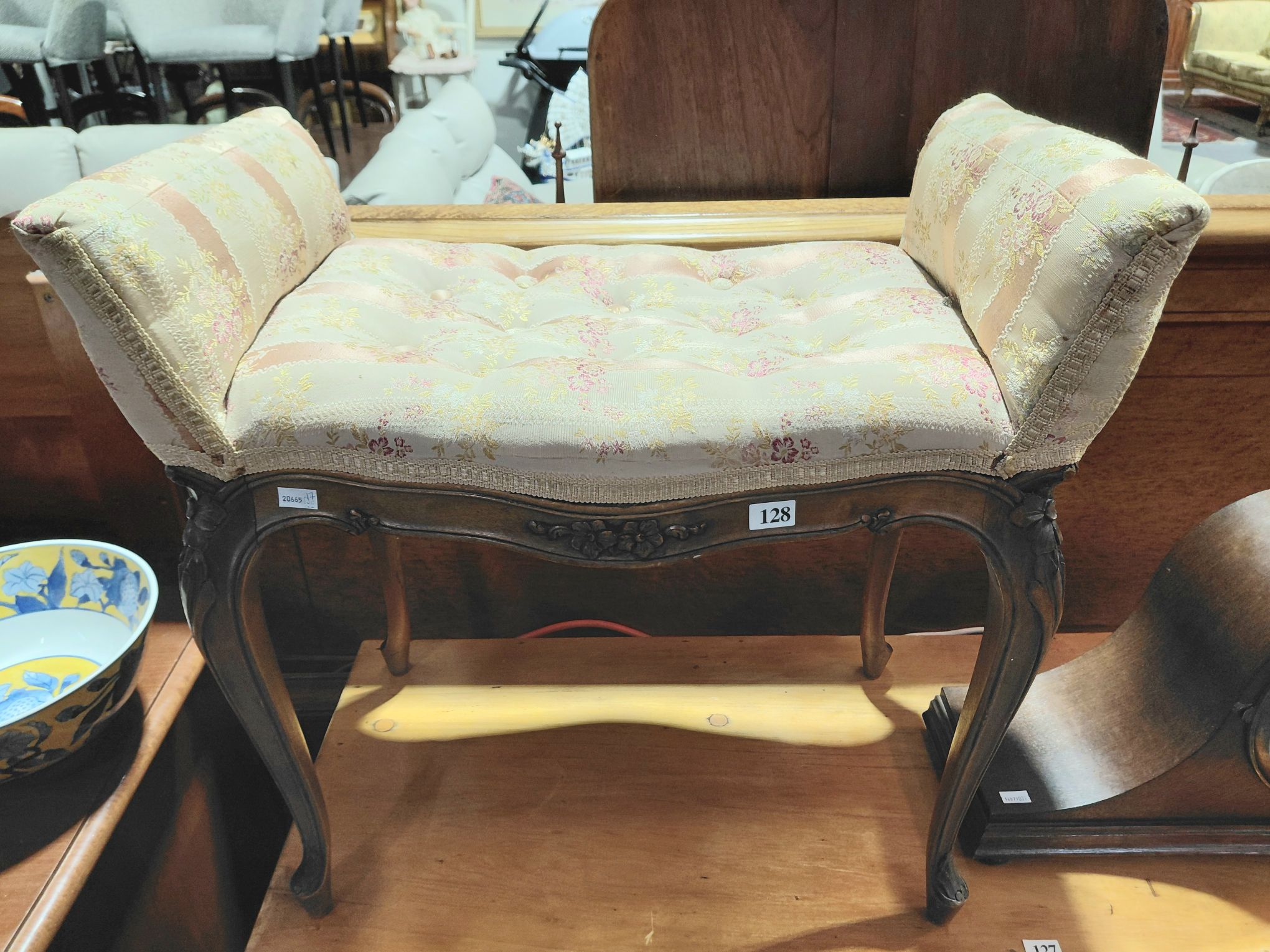 128 · A LADIES SALON SEAT