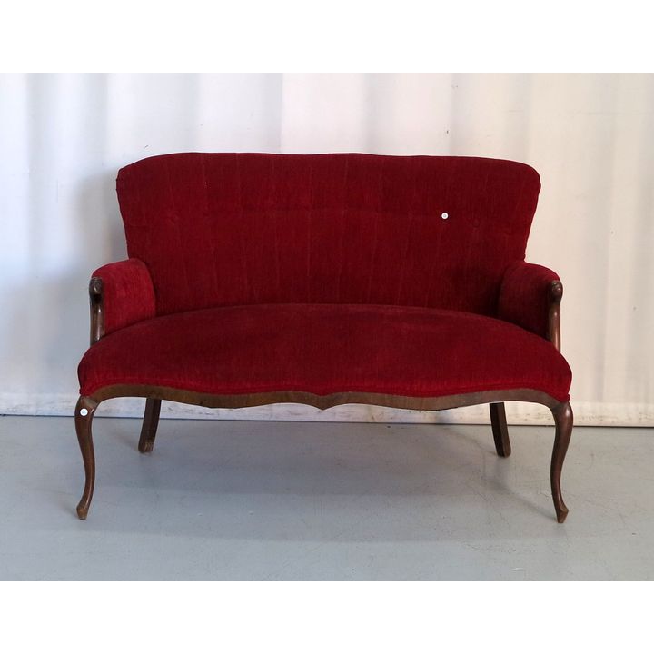 UPHOLSTERED SETTEE