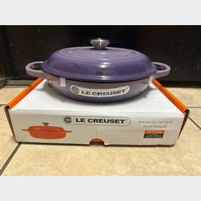 LE CREUSET CAST IRON 26CM PURPLE CLASSIC SIGNATURE SHALLOW CASSEROLE - 51648/2903