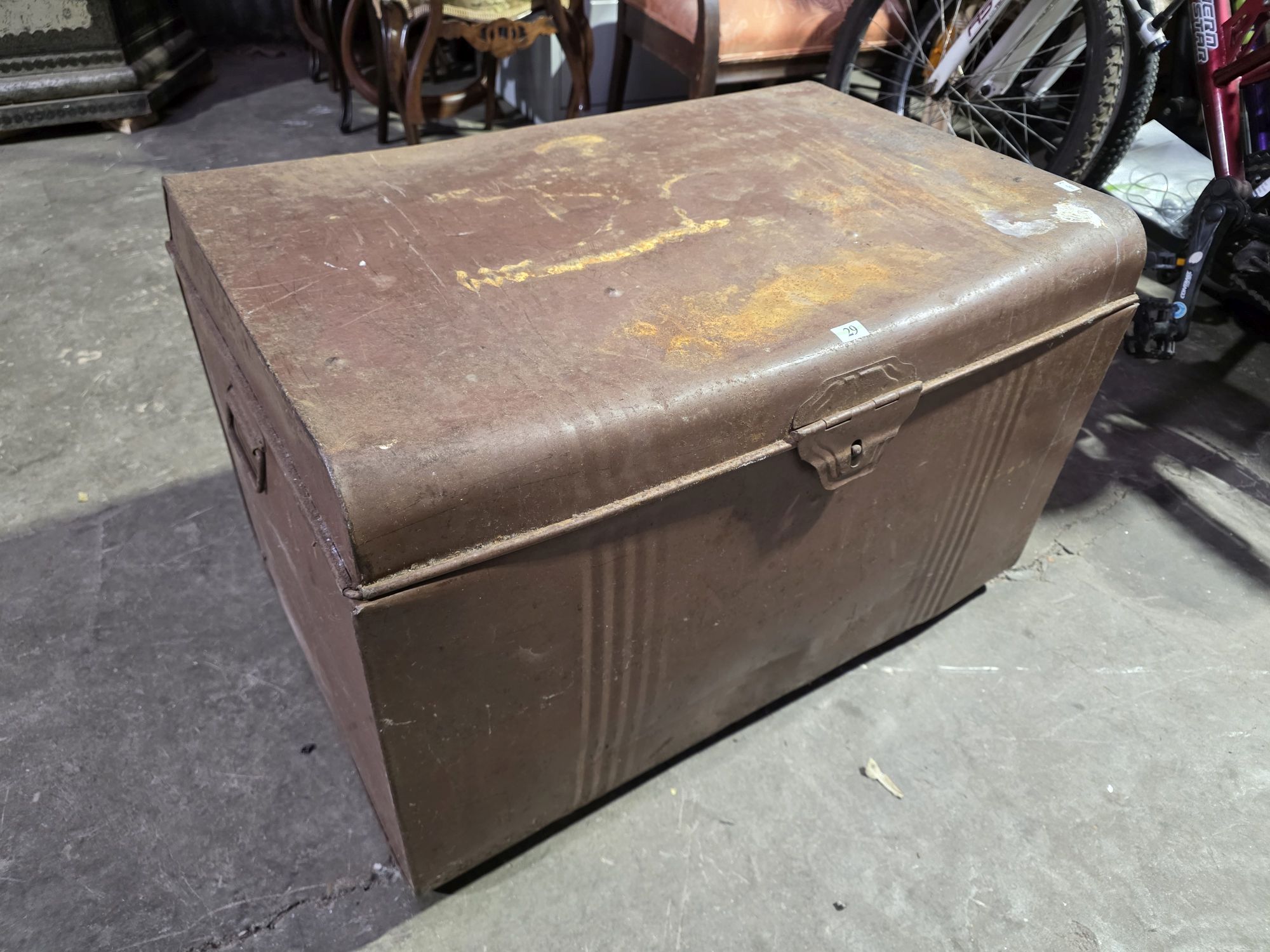29 · METAL TRUNK