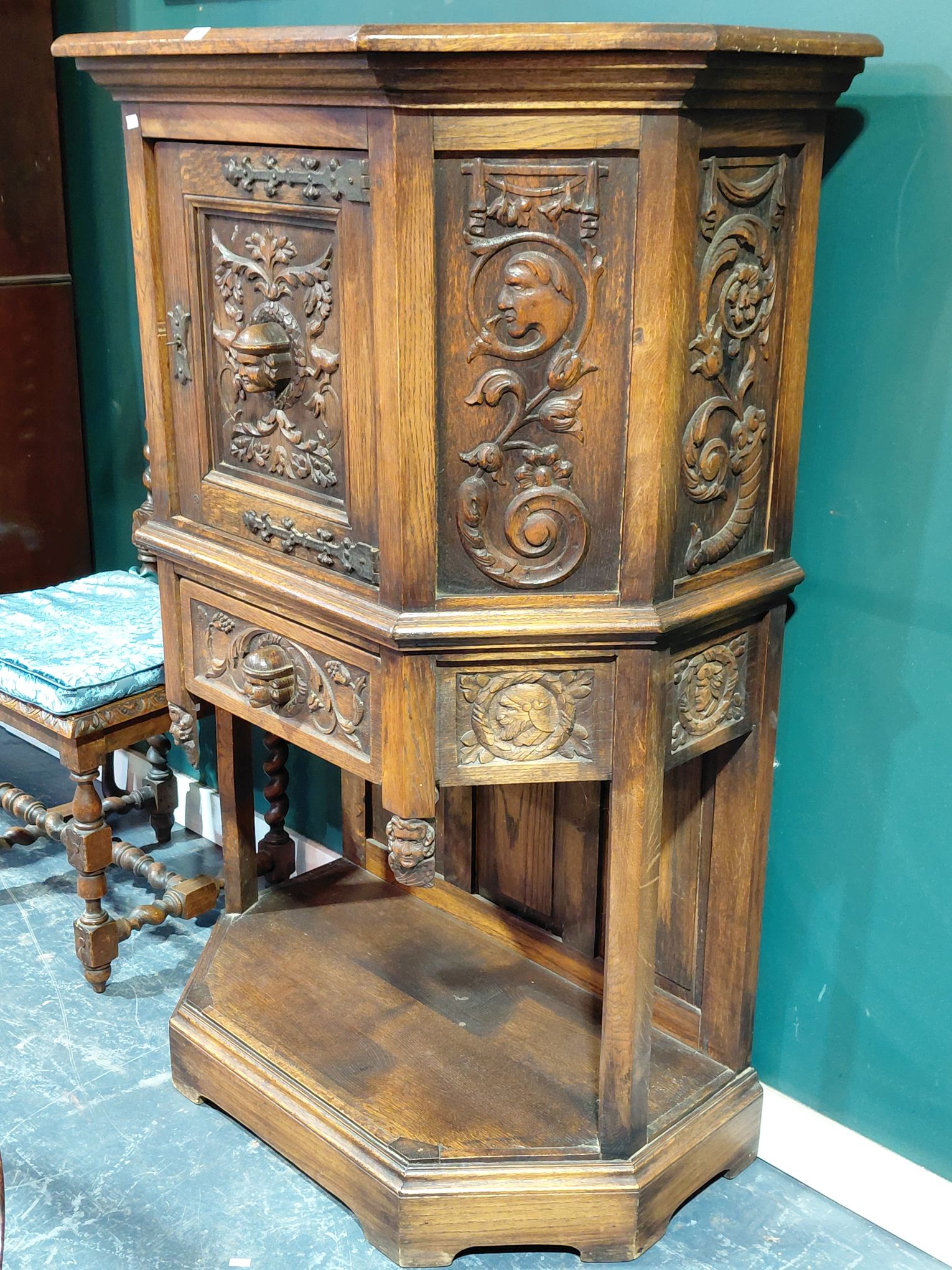 581 · ENGLISH OAK COURT CUPBOARD