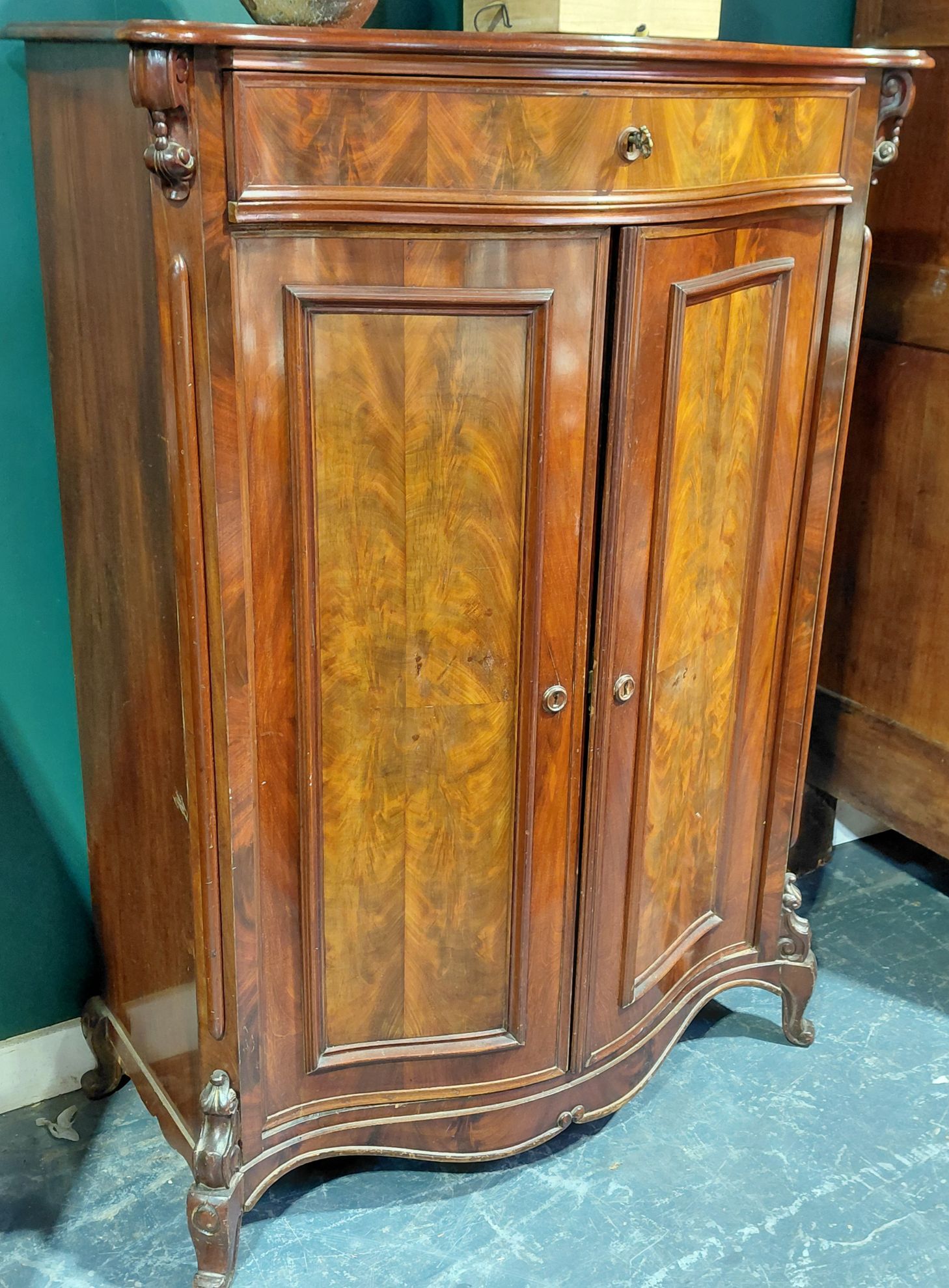 633 · ANTIQUE MAHOGANY CABINET
