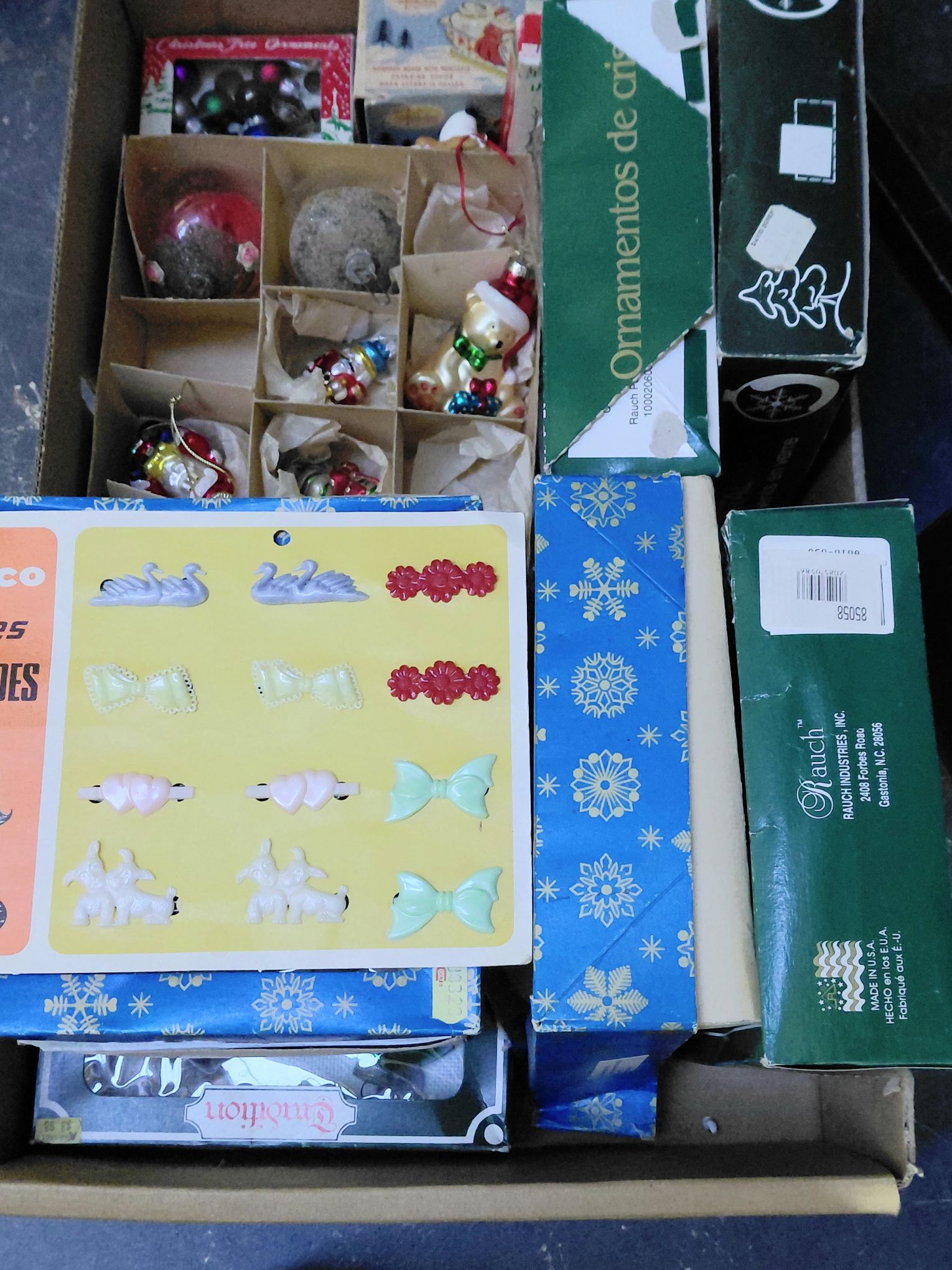 334 · VINTAGE CHRISTMAS DECORATIONS