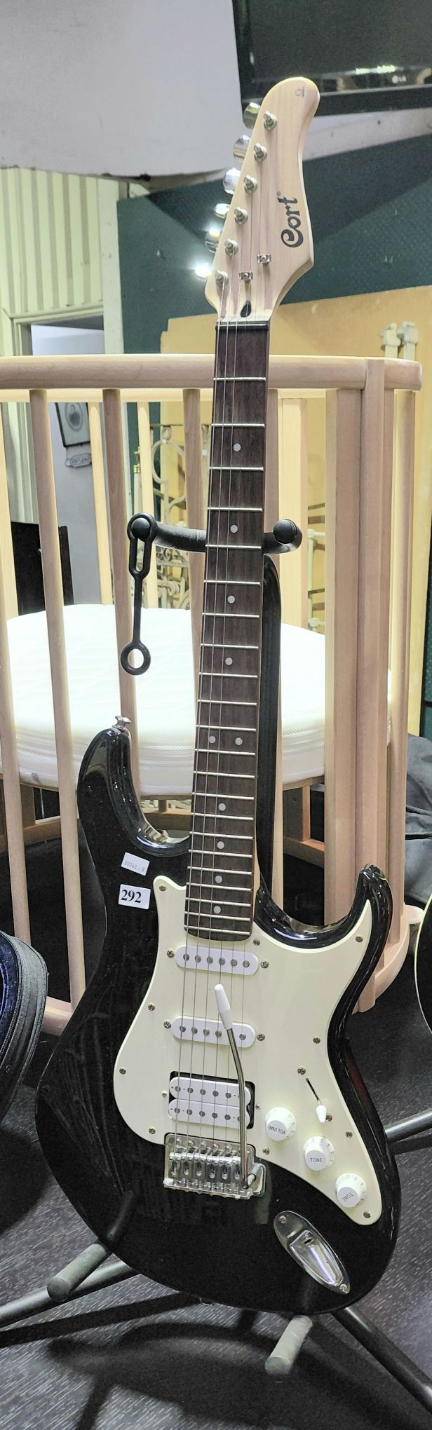292 · CORT G110 ELECTRIC GUITAR