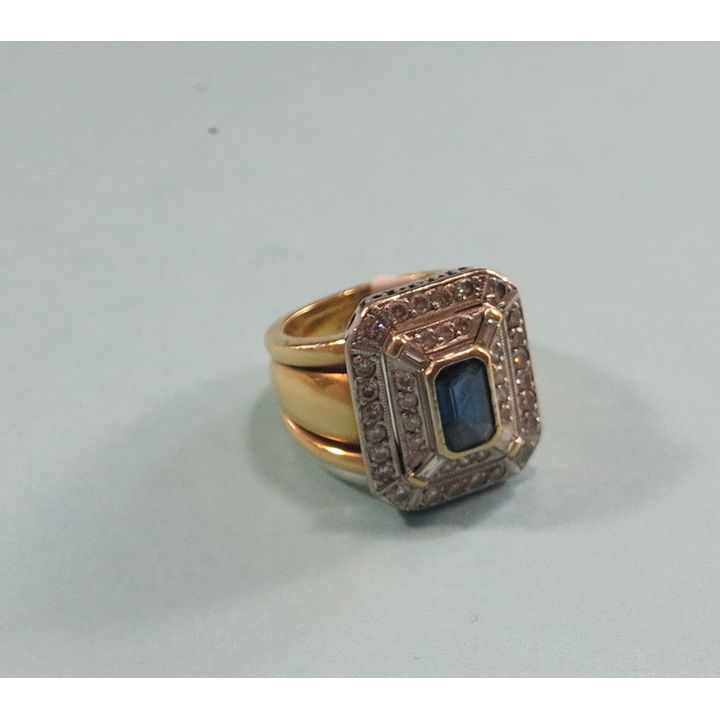 A HEAVY 18CT GOLD SAPPHIRE AND DIAMOND DRESS RING,