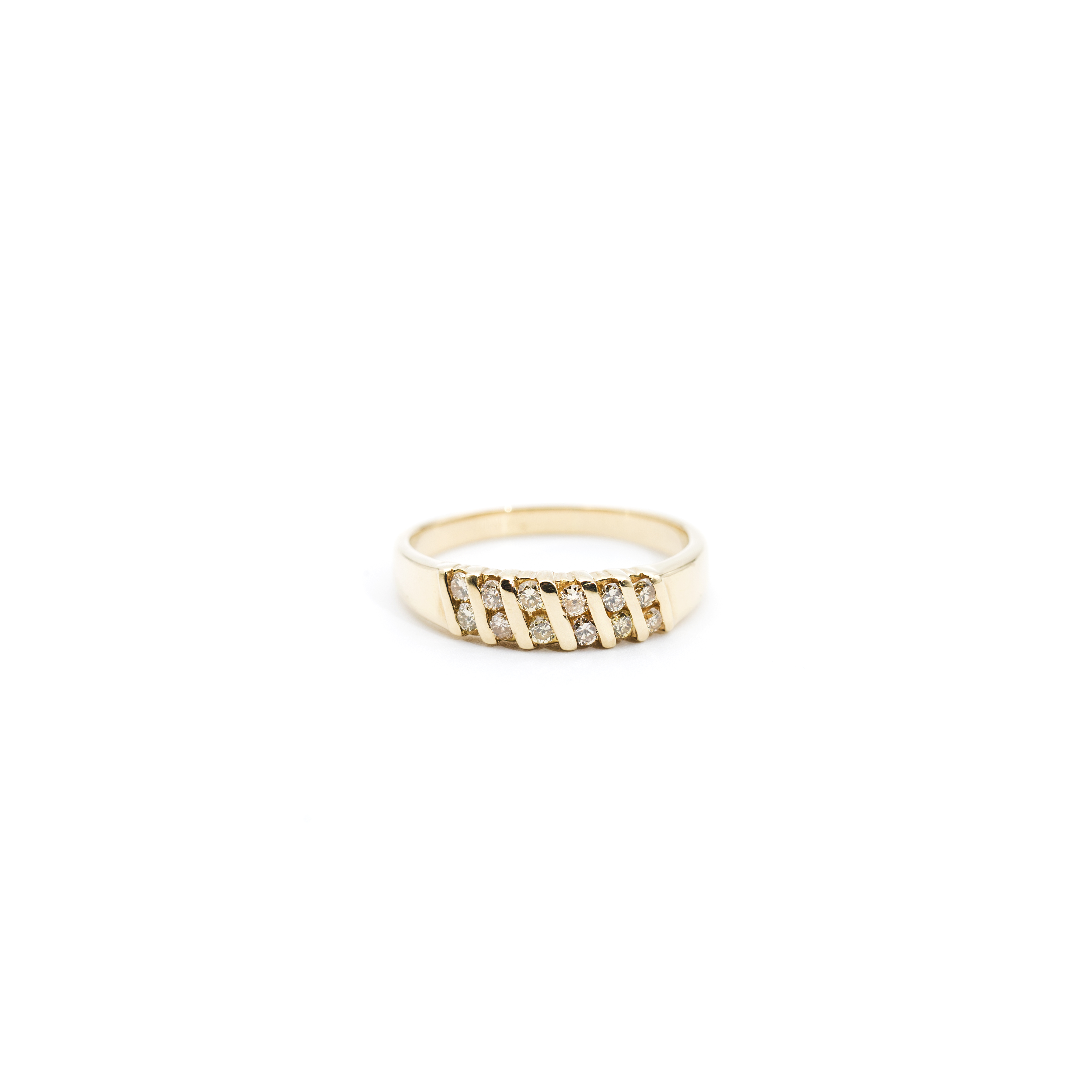 467. · 18ct Gold & Diamond Ring 4.5g