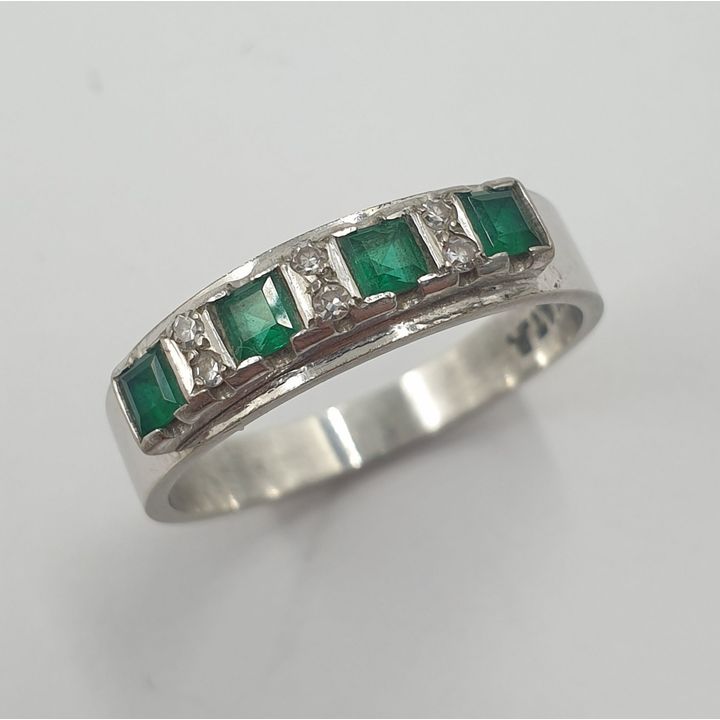 18ct W/G Diamond & Emerald Ring