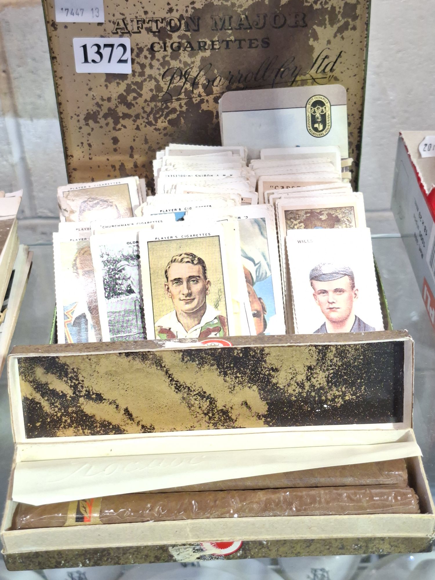 1372 · SMOKING AND CARD COLLECTABLES