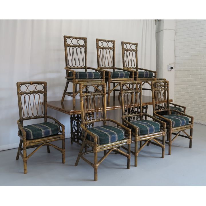 WICKER BASE TABLE AND SET OF 8 WICKERS CHAIRS