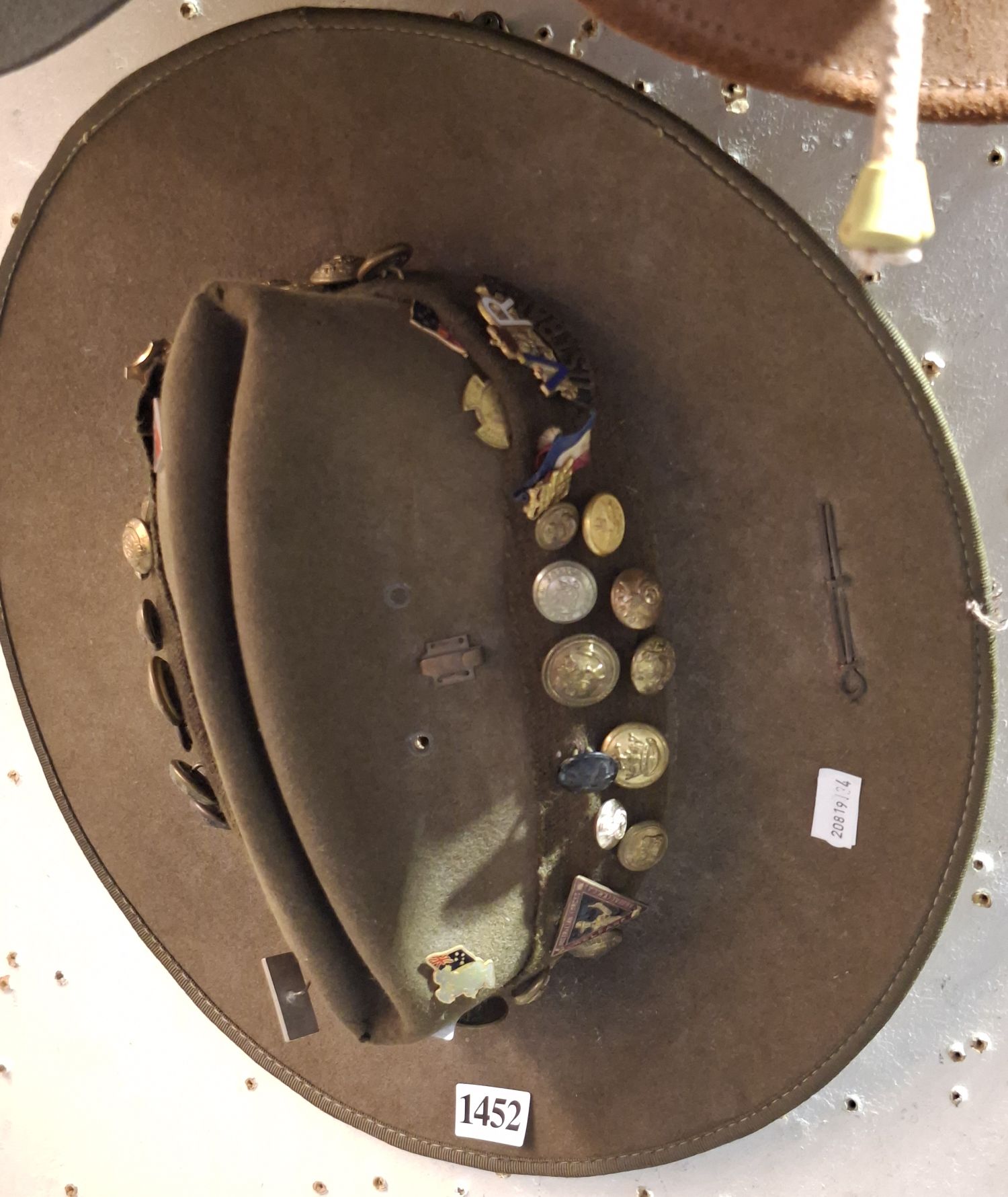 WWI AUSTRALIAN SLOUCH HAT AND BADGES