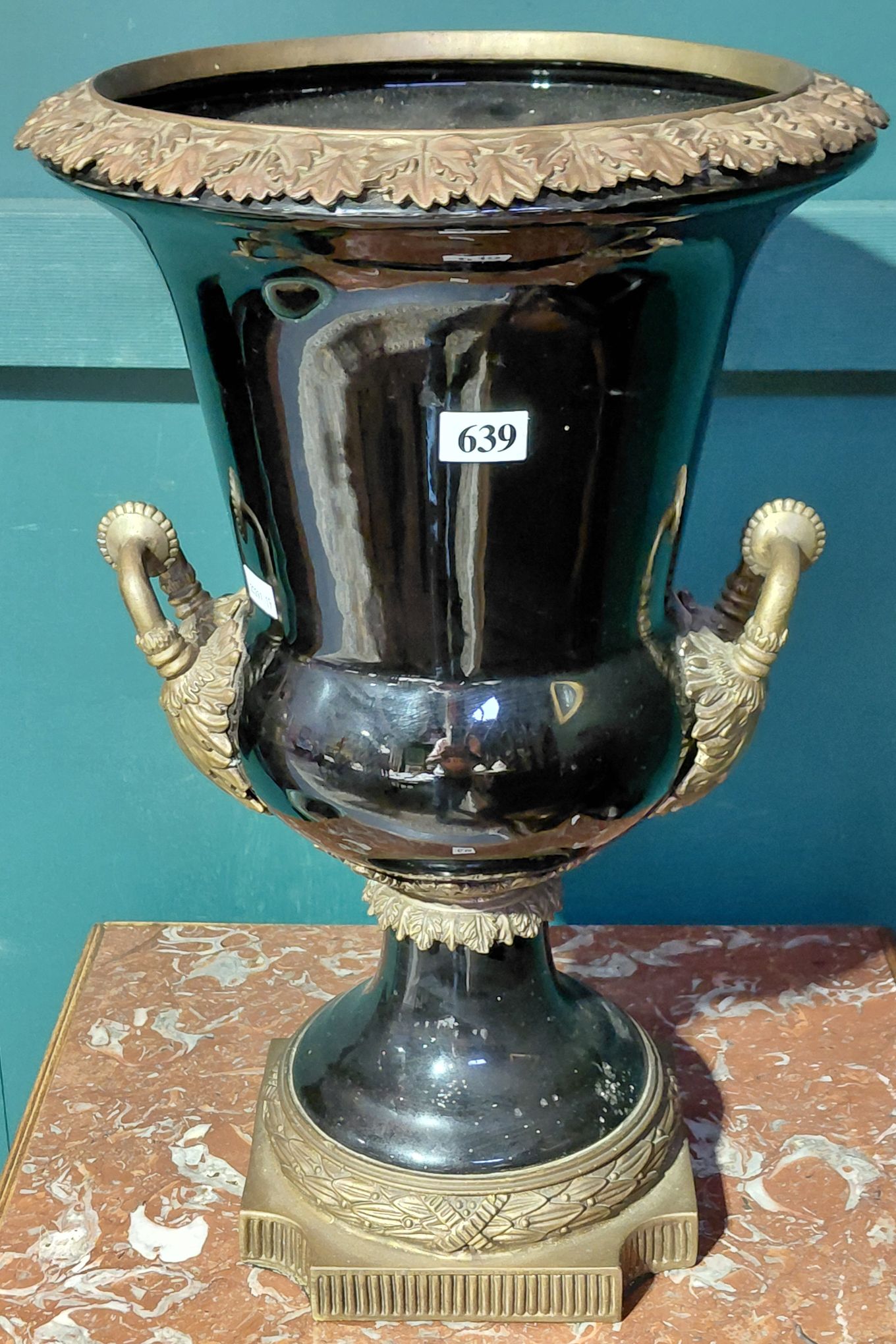 639 · CLASSICAL URN