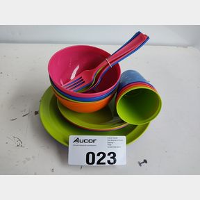 GIZMO 24 PIECE PLASTIC PICNIC CAMPING DINNERWARE SET